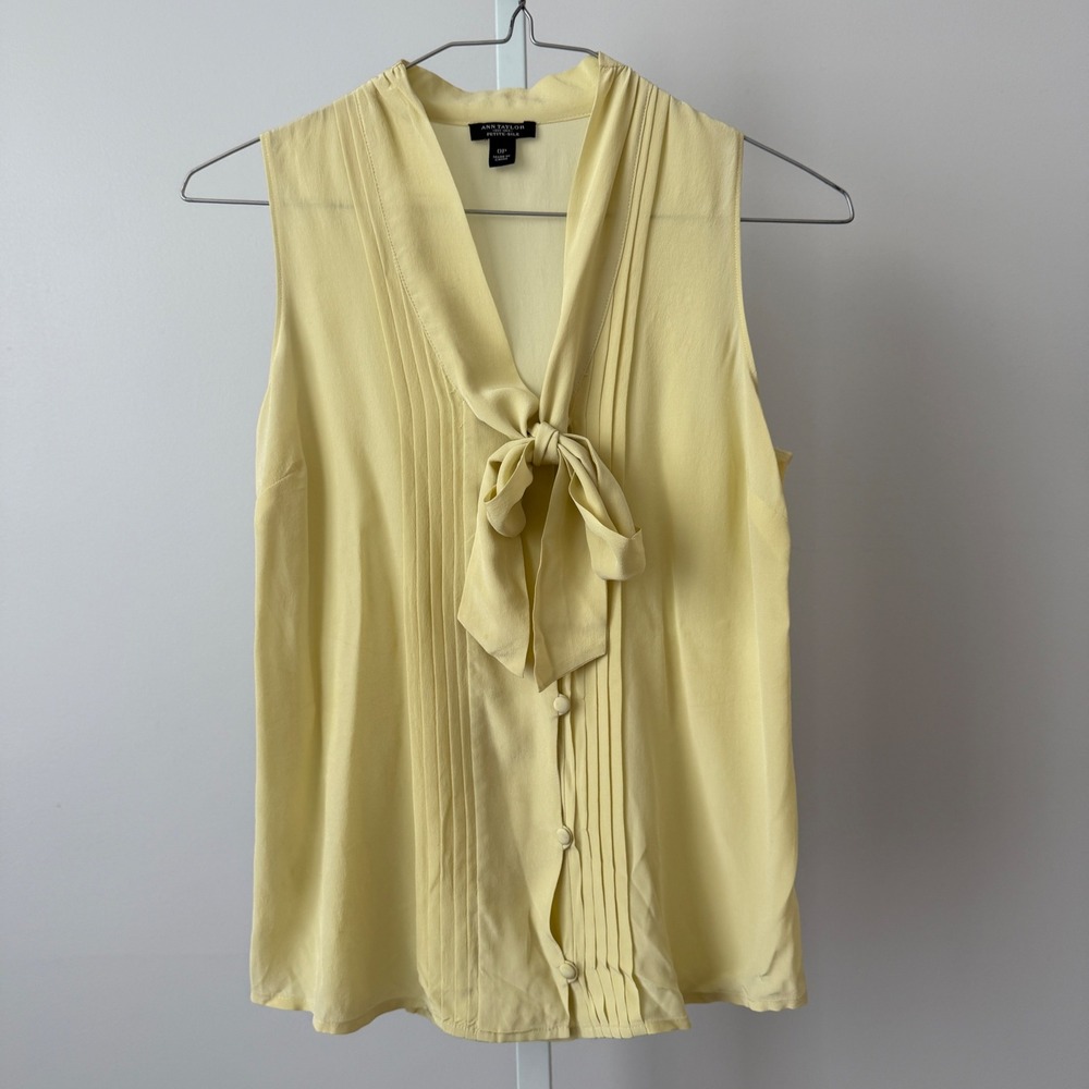 Ann Taylor sz 0P Bow Neck 100% Silk Pleated Sleeveless Blouse Careerā Office
